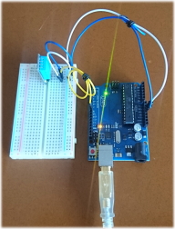 テストの様子(左側：ブレッドボード 右側:Arduino Uno)