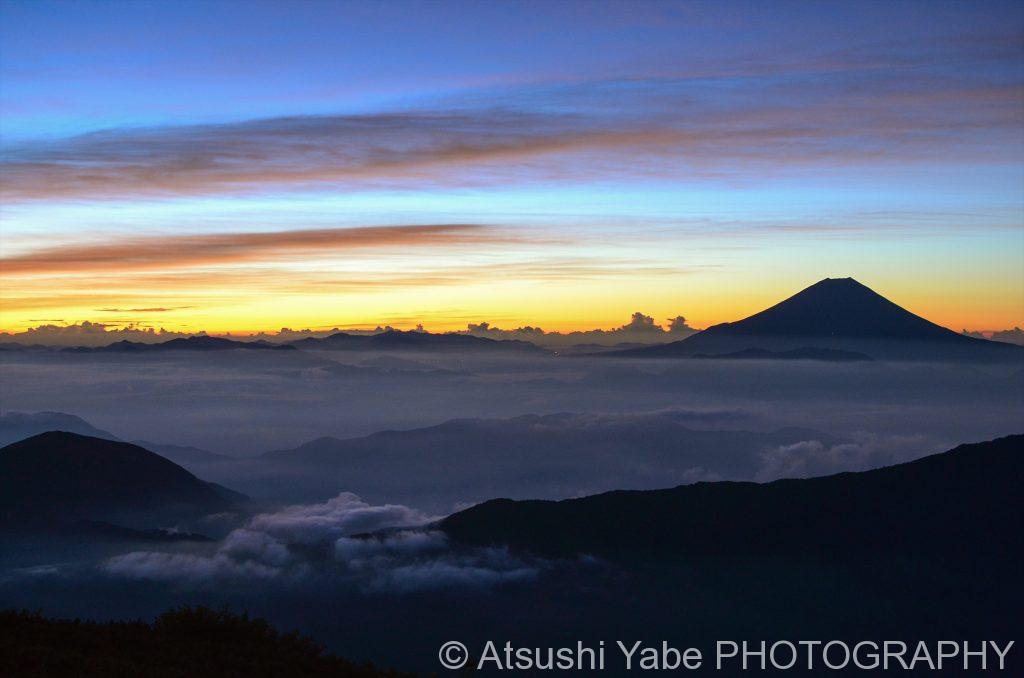 夜明け前の雲海、富士(千枚岳)　