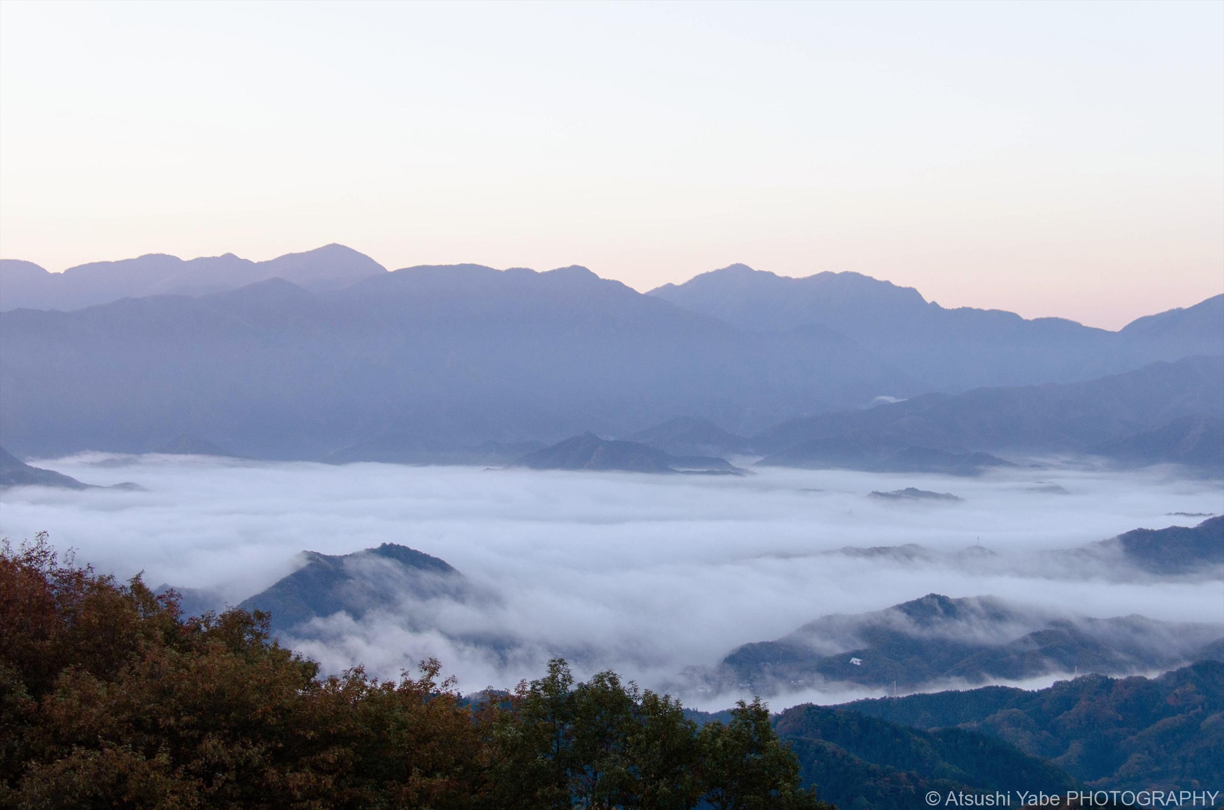 丹沢の山々と雲滝